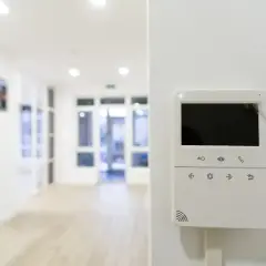 Alarm w domu czy warto? Odkryj korzyści i oszczędności z systemem