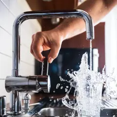 Czy woda z kranu jest zdrowa? Oto, co musisz wiedzieć o jej bezpieczeństwie