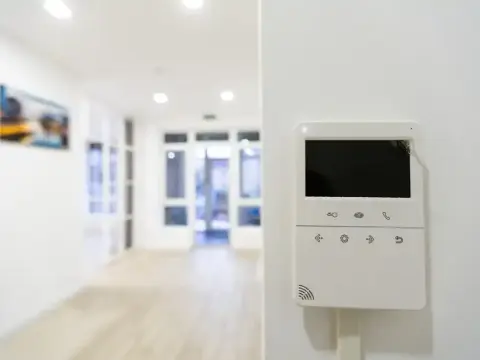 Alarm w domu czy warto? Odkryj korzyści i oszczędności z systemem