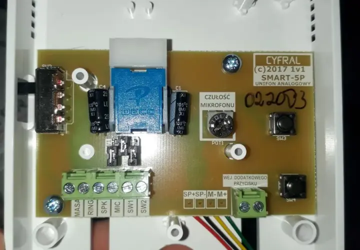 Jak podłączyć domofon Cyfral Smart 5P: Instrukcja krok po kroku
