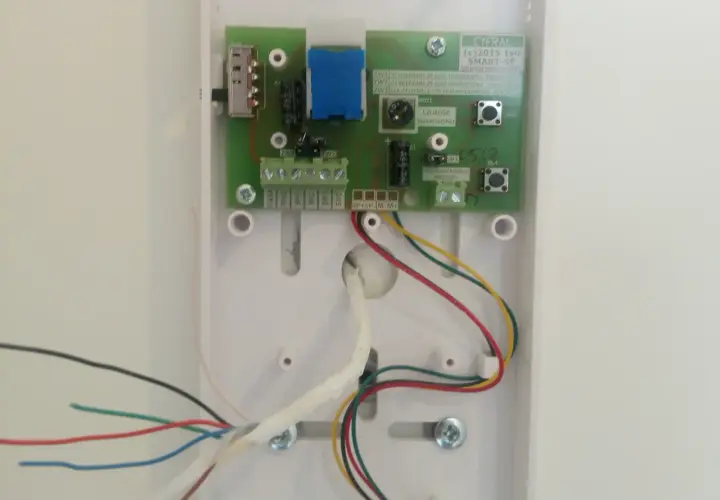 Jak podłączyć domofon 2-przewodowy Cyfral: 9 kroków instalacji