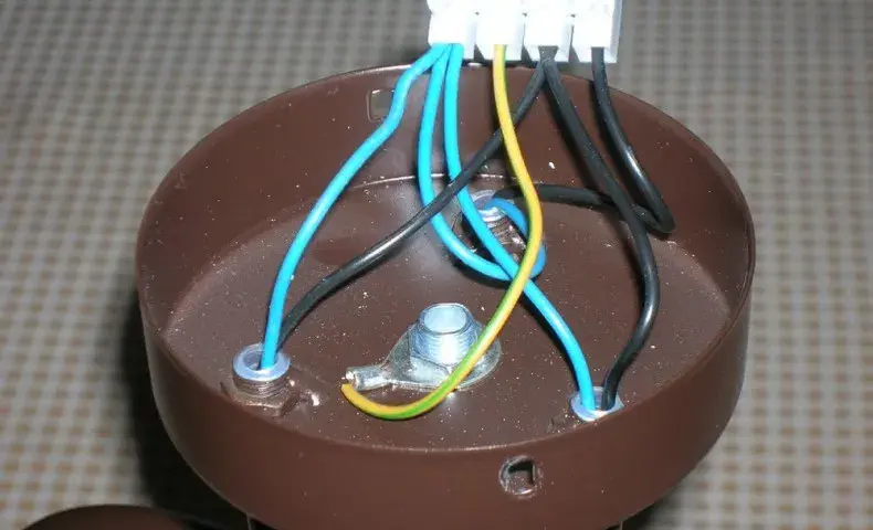Jak podłączyć żyrandol bezpiecznie i uniknąć błędów w instalacji