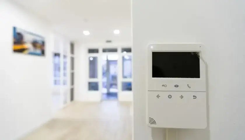 Alarm w domu czy warto? Odkryj korzyści i oszczędności z systemem