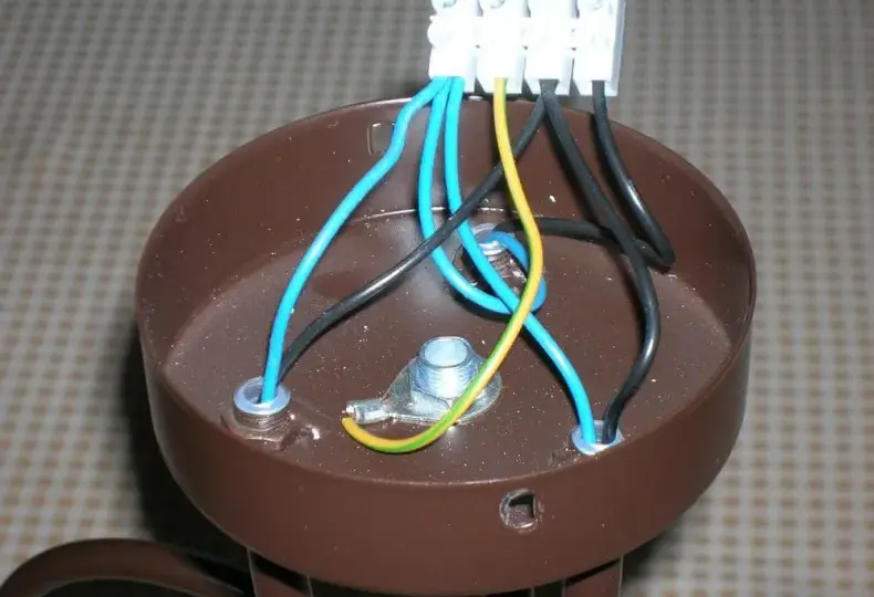 Jak podłączyć żyrandol bezpiecznie i uniknąć błędów w instalacji