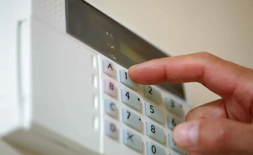 Jak uzbroić alarm w domu i uniknąć niebezpieczeństwa przed wyjściem