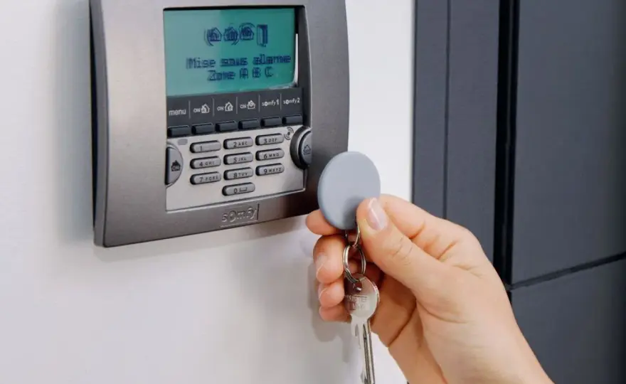 Ile za montaż alarmu w domu? Poznaj ukryte koszty instalacji