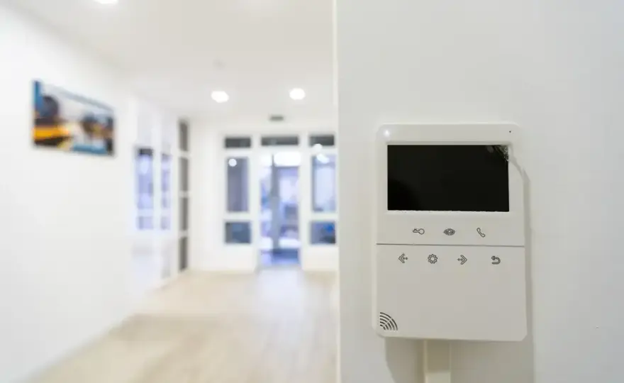 Alarm w domu czy warto? Odkryj korzyści i oszczędności z systemem